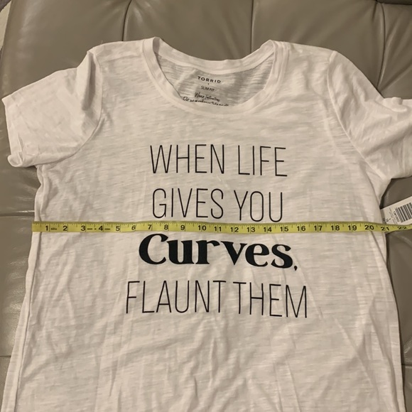 Torrid WHEN LIFE GIVES YOU CURVES SLIM FIT CREW TEE - SLUB WHITE - Picture 9 of 10